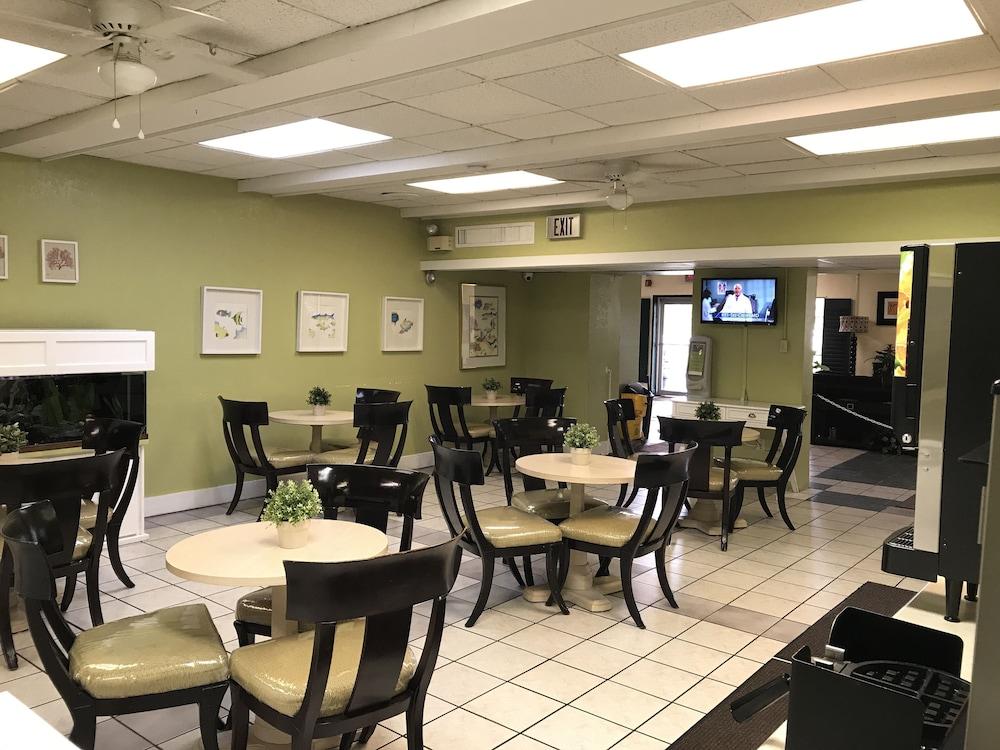 Quality Inn Tampa Lake Magdalene Exterior photo