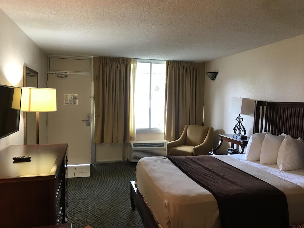 Quality Inn Tampa Lake Magdalene Exterior photo