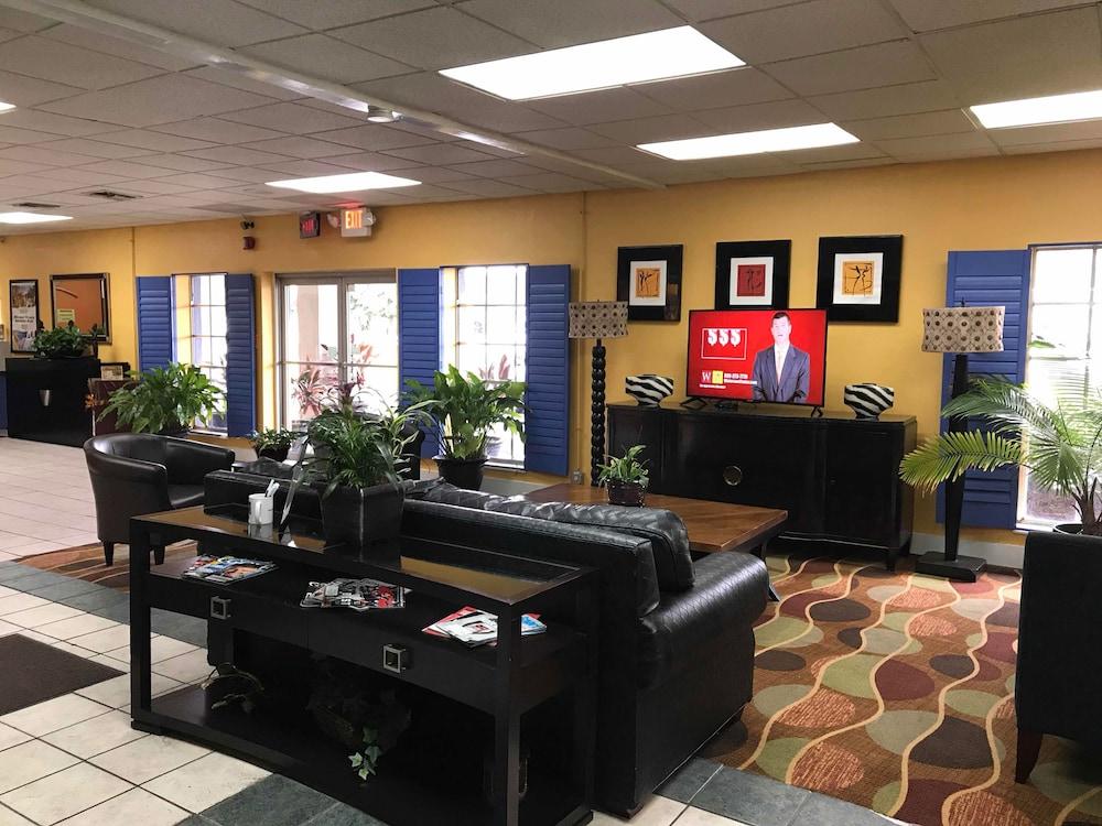 Quality Inn Tampa Lake Magdalene Exterior photo