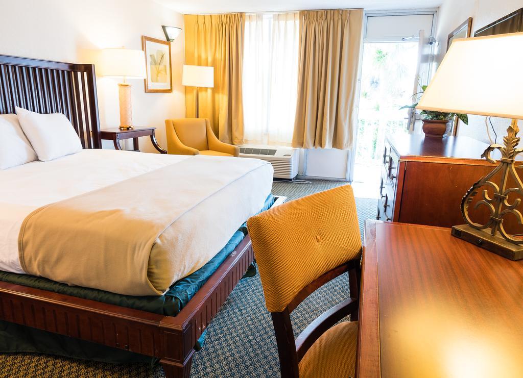 Quality Inn Tampa Lake Magdalene Exterior photo