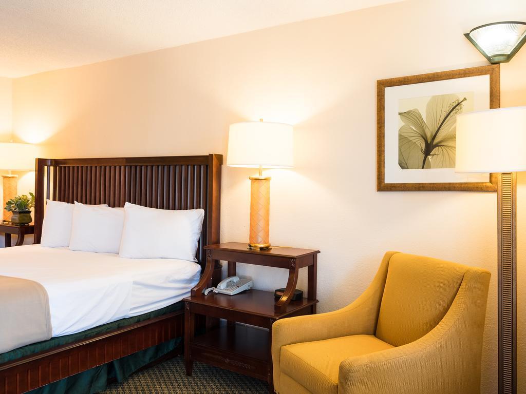 Quality Inn Tampa Lake Magdalene Exterior photo