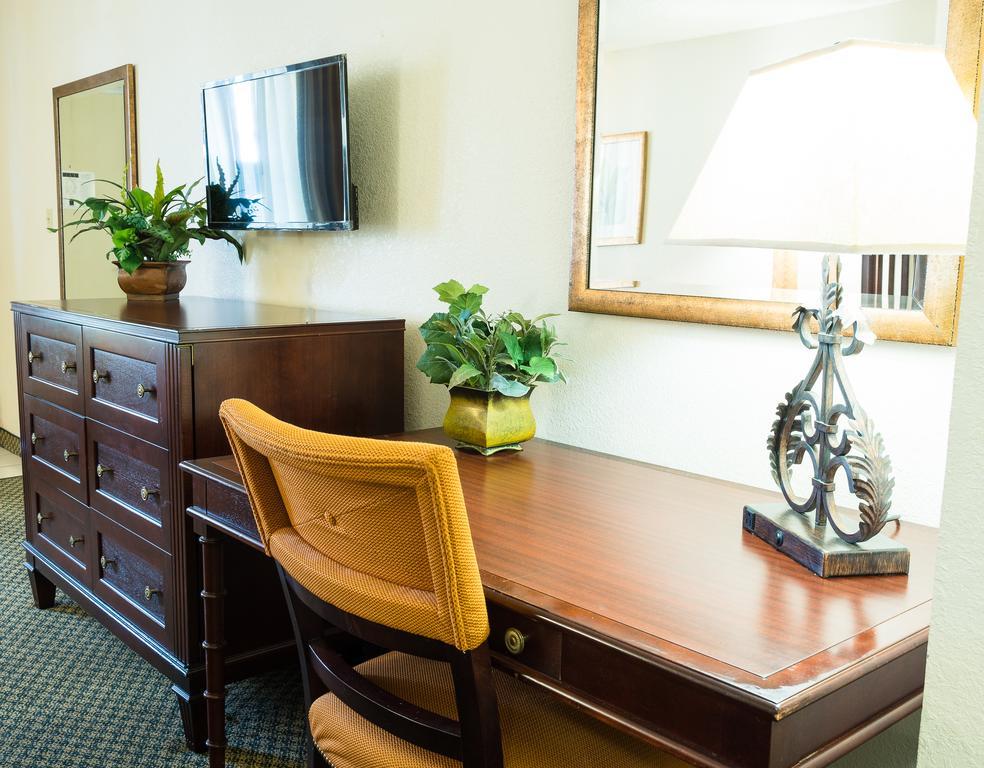Quality Inn Tampa Lake Magdalene Exterior photo