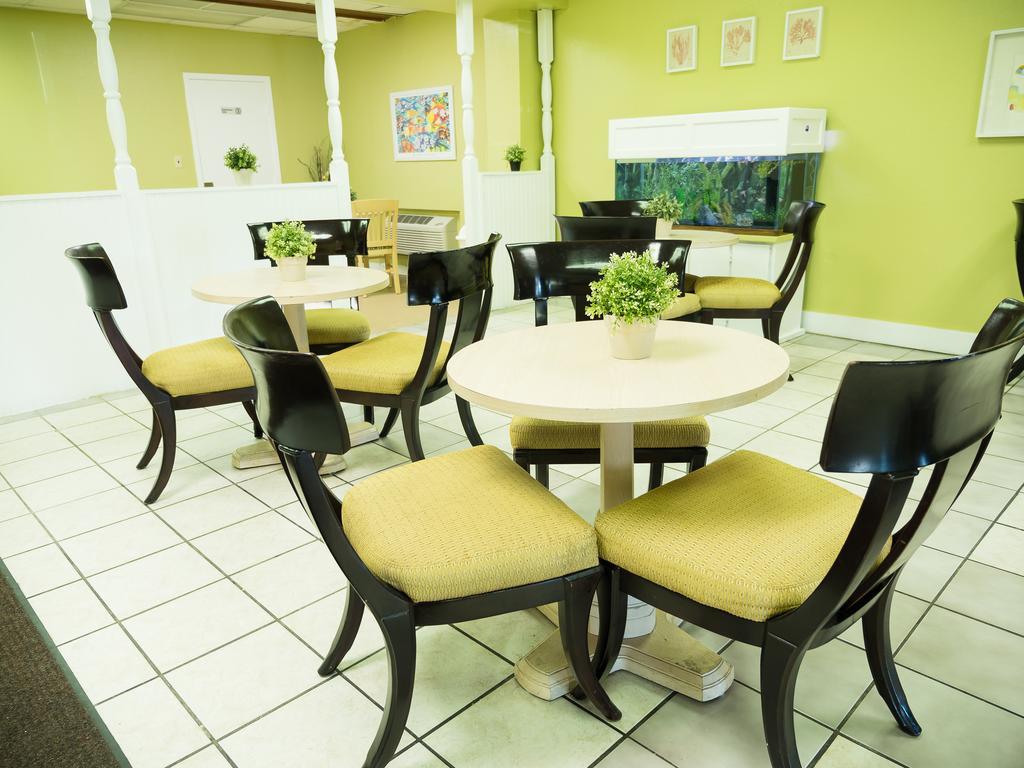 Quality Inn Tampa Lake Magdalene Exterior photo