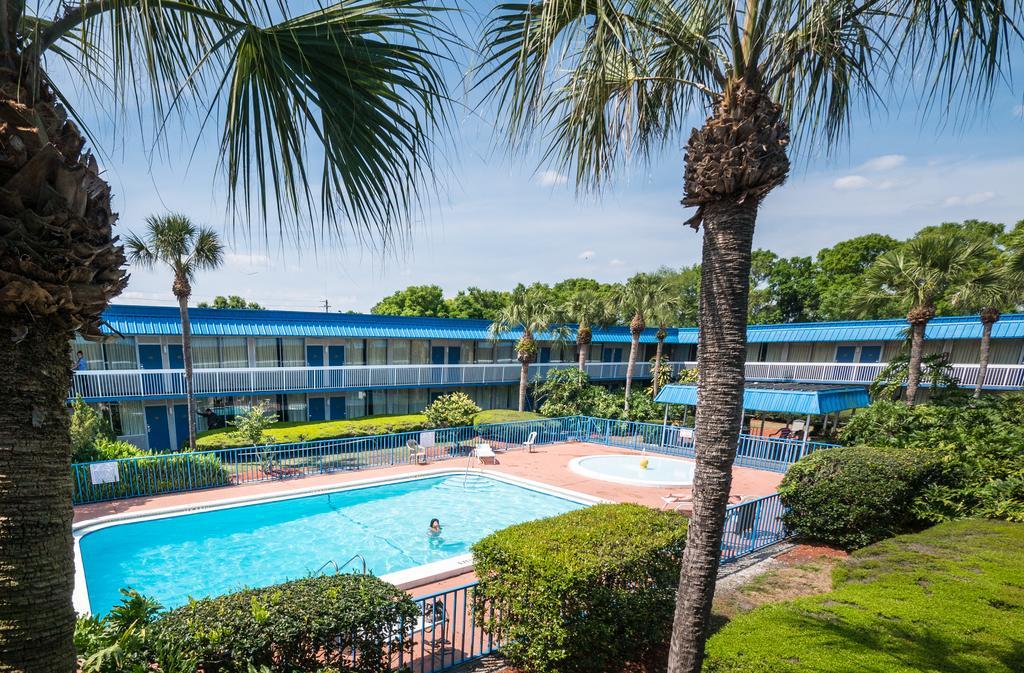 Quality Inn Tampa Lake Magdalene Exterior photo