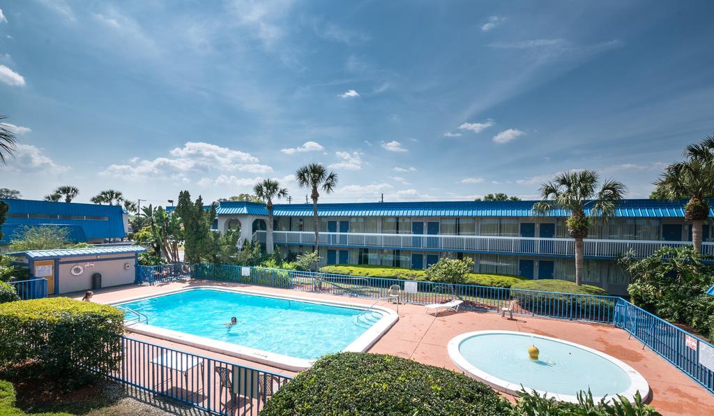 Quality Inn Tampa Lake Magdalene Exterior photo