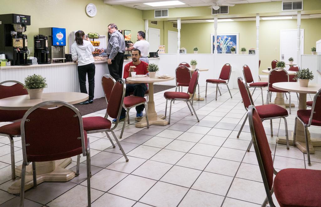 Quality Inn Tampa Lake Magdalene Exterior photo
