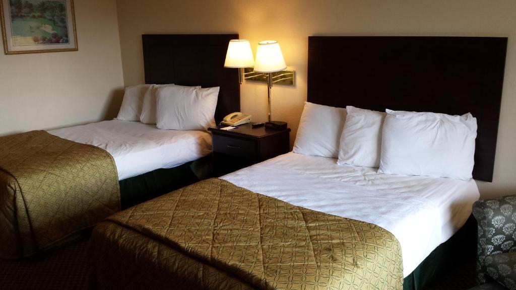 Quality Inn Tampa Lake Magdalene Room photo