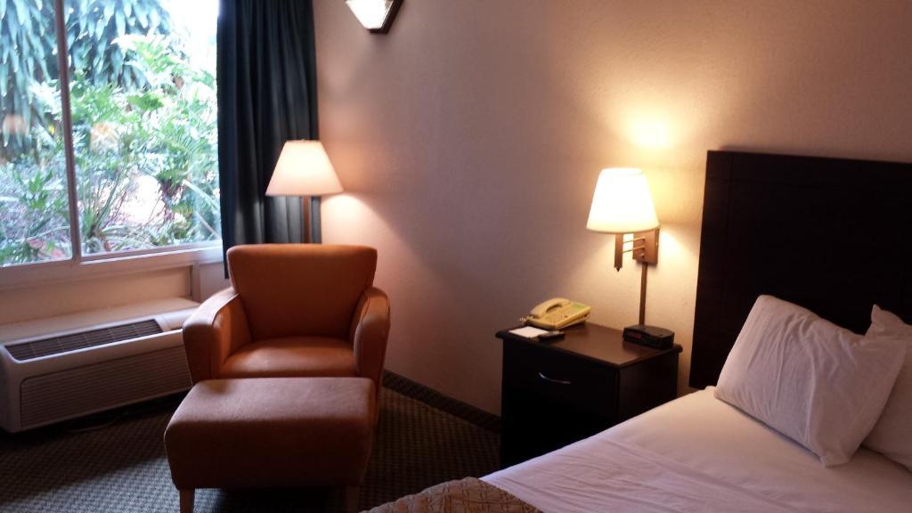Quality Inn Tampa Lake Magdalene Room photo